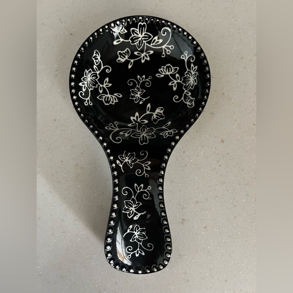 Sale!  Temptations Black & Cream Ceramic Spoon rest—like new!